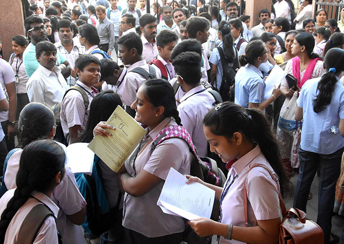 ದ್ವಿತೀಯ ಪಿಯು ಪರೀಕ್ಷೆ : ಕಪ್ಪುಪಟ್ಟಿ ಧರಿಸಿ ಉಪನ್ಯಾಸಕರ ಪ್ರತಿಭಟನೆ